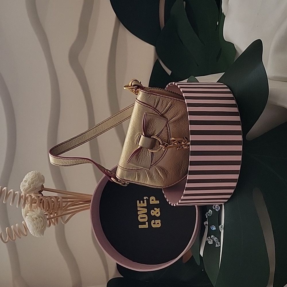 ✨️JUICY COUTURE✨️ gold and Pink Wristlet, W/box. - Picture 6 of 6